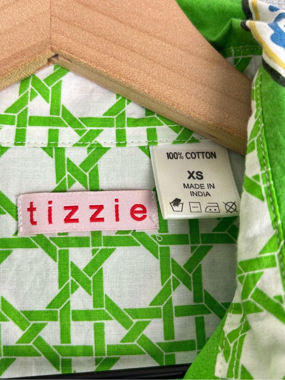 Tizzie Dizzy Lizzie Shirt Womens XS Green Medallion Henley Popover Roll Tab - Picture 4 of 13